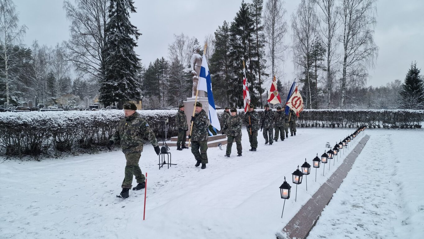 Heinolan pitäjänkirkko itsenäisyyspäivän kunniavartio ja lippulinna