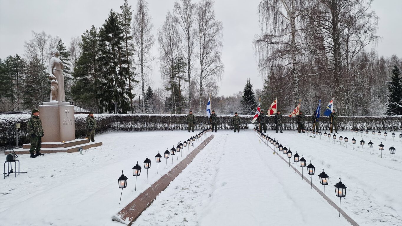 Heinolan pitäjänkirkko itsenäisyyspäivän kunniavartio ja lippulinna