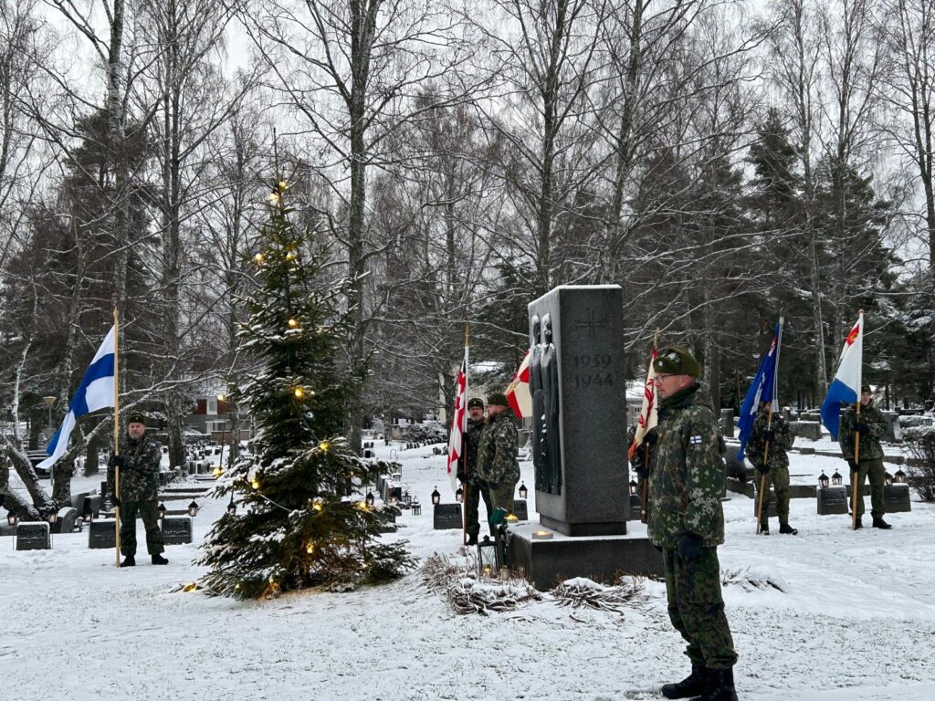 Heinolan kaupunginkirkko itsenäisyyspäivän kunniavartio ja lippulinna